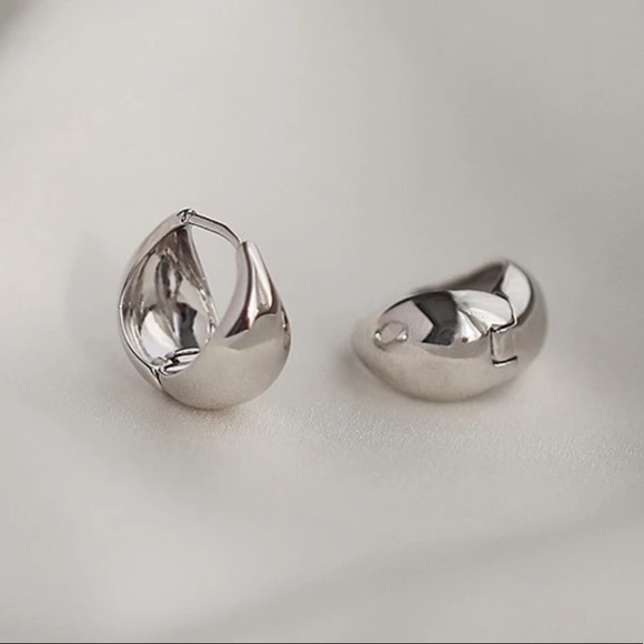 🤍Insta white gold plated chunky small hoop earrings - Picture 2 of 3